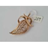 Large fancy pierced 9ct leaf brooch 10.3g