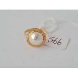 An attractive pearl set 18ct gold ring size L 3g inc