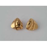 Pair of stylish 9ct ear clips 3.1g