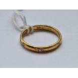 A fancy 18ct gold wedding band set with three diamonds size N 3.2g