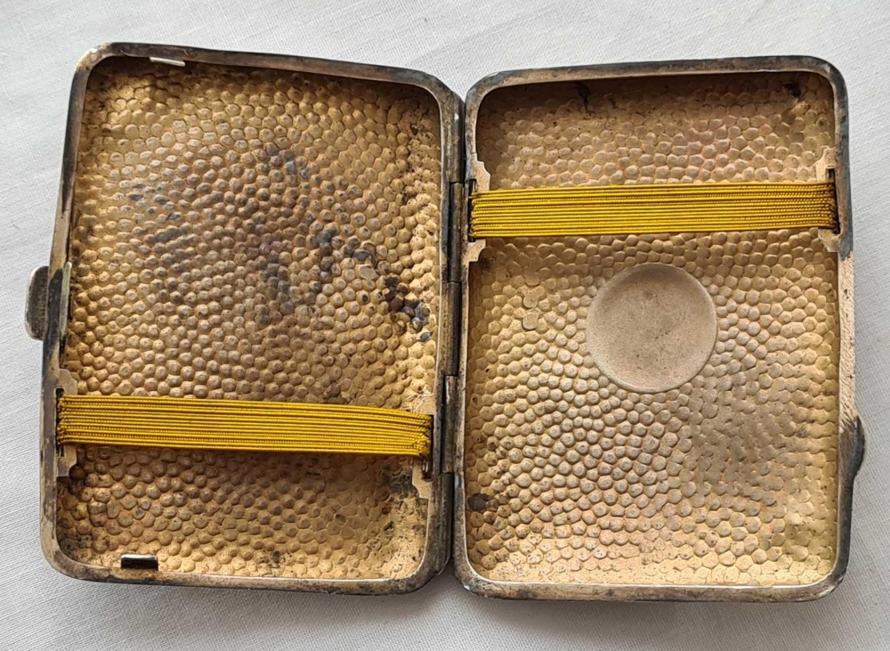 A hammered cigarette case, gilt interior - Birmingham 1911 - 64g. - Image 2 of 3
