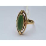 A ARTS AND CRAFTS NEPHRITE JADE RING 14CT GOLD SIZE Q - 7.4 GMS