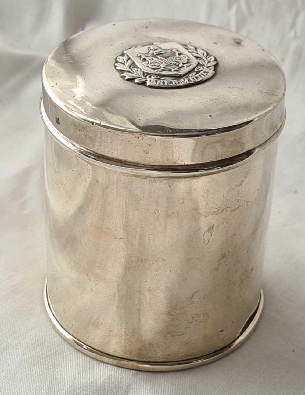A cylindrical jar and cover with applied crest - 3.5 high - Birmingham 1948 - 124 g.
