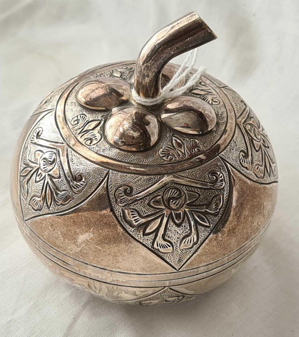 An Eastern silver apple shaped jar and cover - 3.5" wide - 103 g.