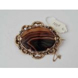 A antique oval agate brooch mounted in gold