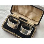 A boxed pair of octagonal napkin rings with decorated edges - Birmingham 1933 - 60 g.