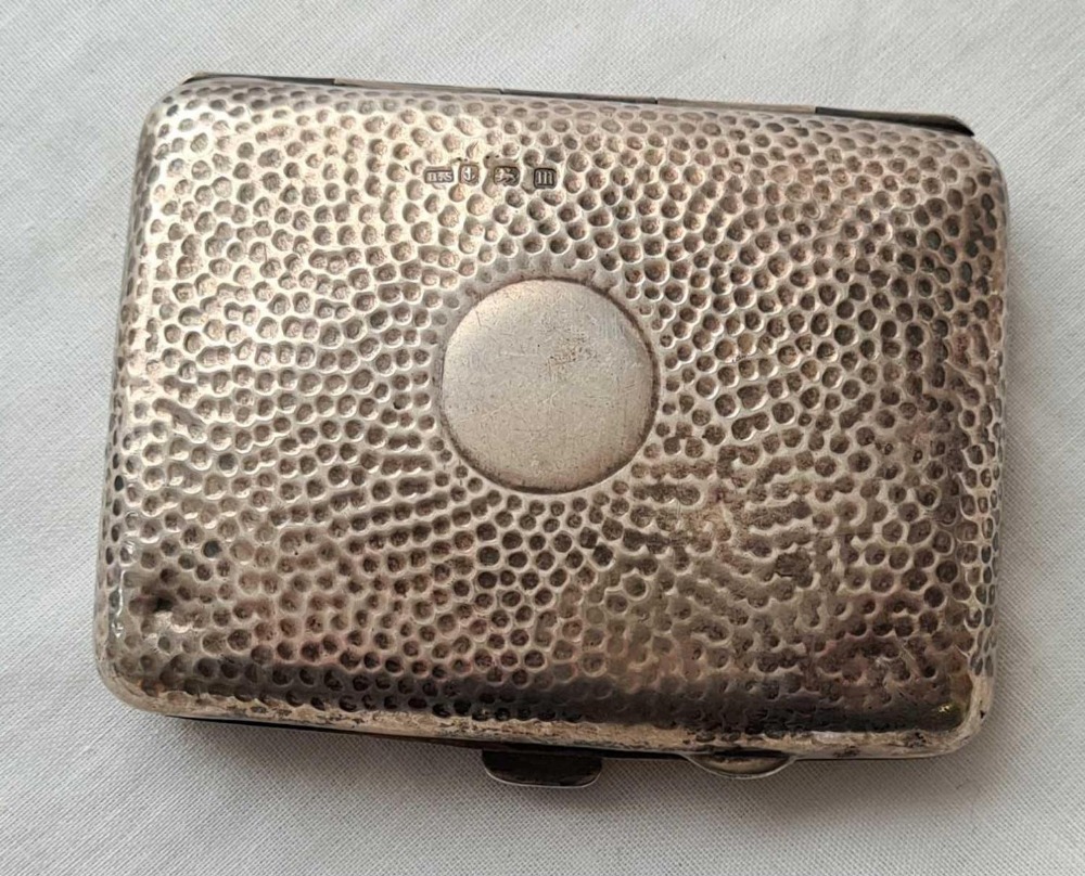 A hammered cigarette case, gilt interior - Birmingham 1911 - 64g. - Image 3 of 3