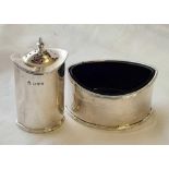 An oval boat shaped salt and a pepper with reeded borders - Chester 1930 - 105 g. excluding liner