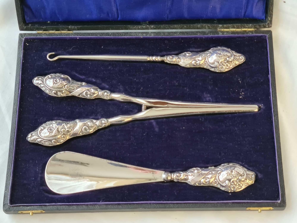 A boxed set of glove stretchers, button hook and a shoe horn with steel blades - Image 2 of 2