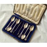 An attractive boxed set of 6 tea spoons and a pair of tongs with pierced decoration - Sheffield 1910