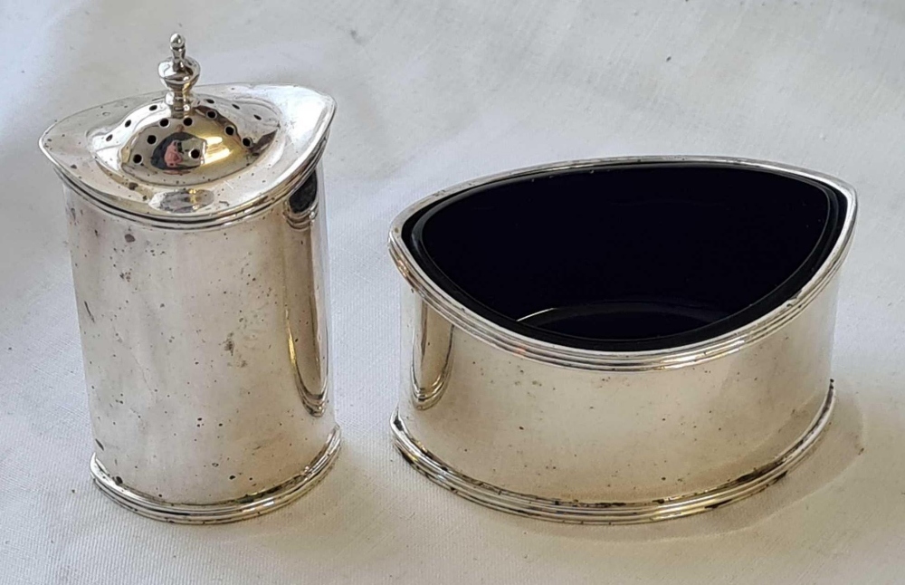 An oval boat shaped salt and a pepper with reeded borders - Chester 1930 - 105 g. excluding liner - Image 2 of 2