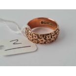A good wedding band with chased decoration 9ct B'ham 1901 size N - 5.4 gms