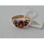 A early Victorian green and orange garnet ring set in gold marked JW size R - 2.6 gms