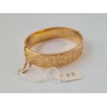 9CT HALLMARKED 1948, WIDE BANGLE WITH PLAIN BACK WITH SCROLL ENGRAVED TOP