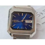 A gents Seiko five automatic DX wrist watch with seconds sweep and date aperture W/O