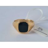 A heavy signet ring inset with agate 9ct size X - 7.4 gms inc