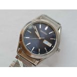 A gents Seiko stainless steel wrist watch with seconds sweep and calendar aperture