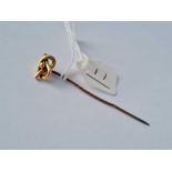 A knot terminal stick pin 15ct gold