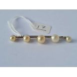 A graduated five stone pearl bar brooch set in 9ct white gold - 5.1 gms inc