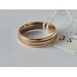 A two colour 9ct gold wedding band size O 4.4g