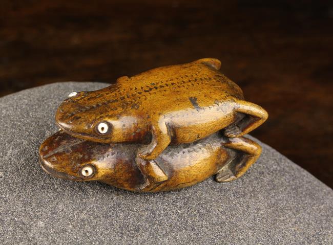 An Unusual 18th/Early 19th Century Carved Fruitwood Mating Frogs Snuff Box. - Image 5 of 5