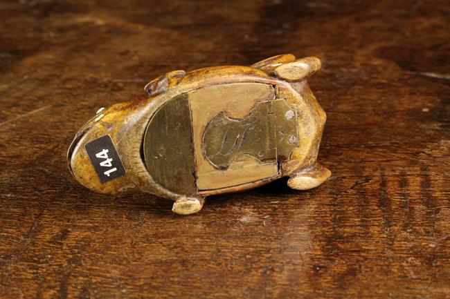 An Unusual 18th/Early 19th Century Carved Fruitwood Mating Frogs Snuff Box. - Image 4 of 5