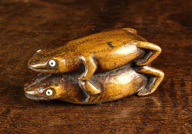 An Unusual 18th/Early 19th Century Carved Fruitwood Mating Frogs Snuff Box. - Image 2 of 5