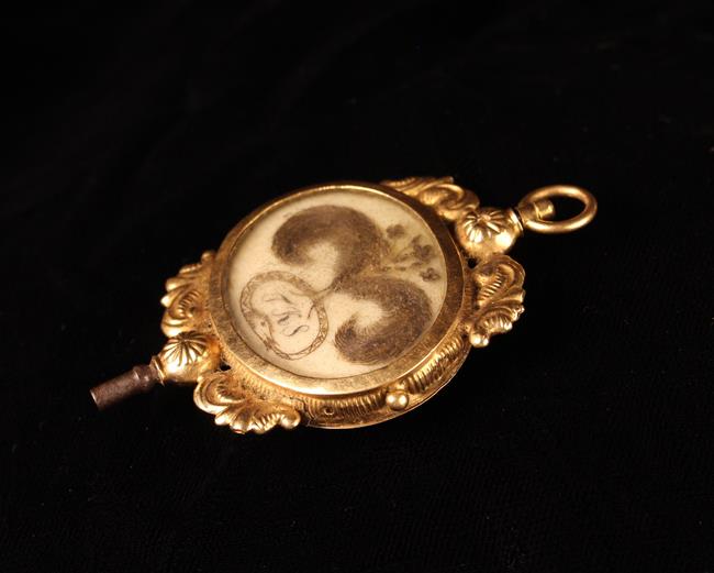 A Fine & Rare Early 19th Century Gold Mounted Memorial Watch Fob with a double sided oval locket - Image 3 of 5