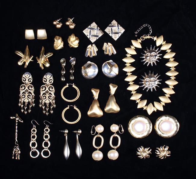 A Collection of Gold Coloured Costume Jewellery to include; a heavy necklace, - Image 3 of 3