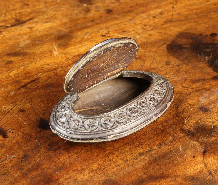 A Fine Quality Early 19th Century Carved Coconut Shell Snuff Box. - Image 3 of 4