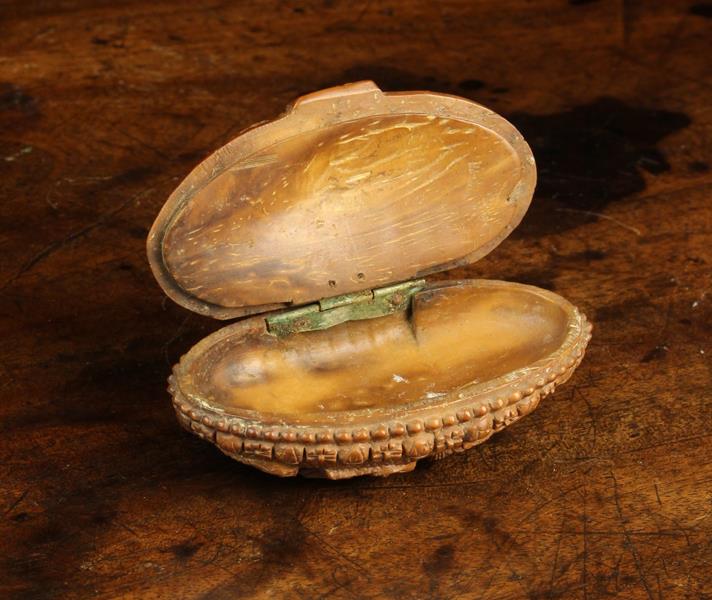 A Fine 18th Century Cocquilla Nut Snuff Box . - Image 4 of 4