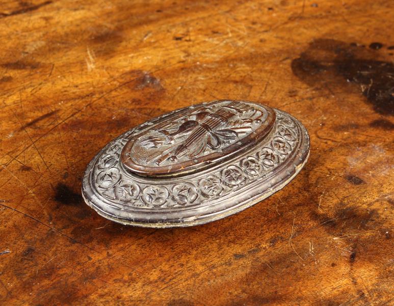 A Fine Quality Early 19th Century Carved Coconut Shell Snuff Box. - Image 2 of 4