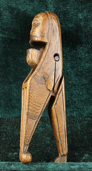 A Small Early 19th Century Treen Folk Art Lever Action Nut Cracker carved in the form of a man's - Image 5 of 6