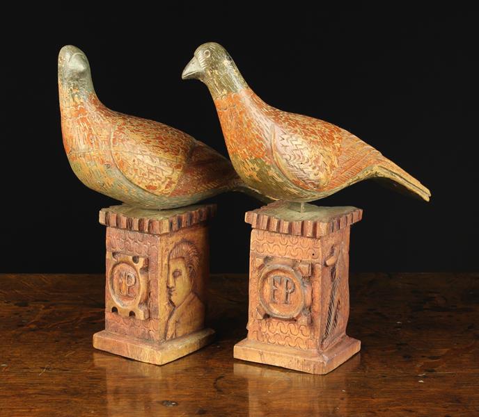 A Pair of Delightful 19th/Early 20th Century Folk Art Wooden Pigeons. - Image 3 of 3