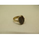 A hallmarked 9ct yellow gold Tigers Eye ring size M - approx weight 3 grams - generally good