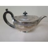 A silver teapot London 1909/10 Daniel and John Wellby - Length 22cm - Approx weight 15.3 troy oz -