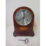 An 8 day mahogany case mantle clock with inlay - Height 25cm - with key, running