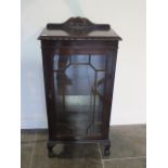 A mahogany single door display cabinet with two glass shelves - Height 113cm x 53cm x 31cm