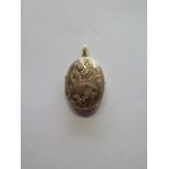 A hallmarked 9ct yellow gold locket, 2.5cm x 2cm, approx 3.5 grams, in good condition (717D)