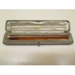 A long ladies cigarette holder with a hallmarked 9ct yellow gold band - length 14cm - with