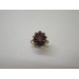 A hallmarked 9ct yellow gold garnet cluster ring - head approx 12mm x 18mm - ring size P - approx