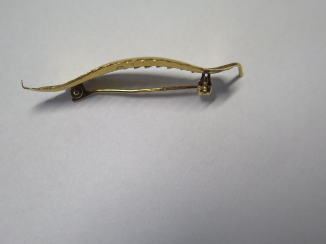 An 18ct yellow gold leaf brooch - length 4.8cm - approx weight 2.9 grams - some bending to pin - Image 4 of 4