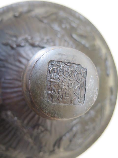 A Chinese early 20th century bronze jar cover decorated with archaic dragons - diameter 18cm - - Image 3 of 6