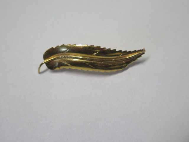 An 18ct yellow gold leaf brooch - length 4.8cm - approx weight 2.9 grams - some bending to pin - Image 2 of 4