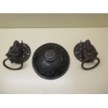 A Chinese early 20th century bronze jar cover decorated with archaic dragons - diameter 18cm -