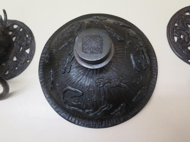 A Chinese early 20th century bronze jar cover decorated with archaic dragons - diameter 18cm - - Image 4 of 6