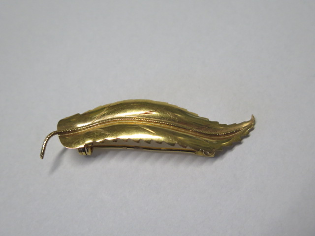 An 18ct yellow gold leaf brooch - length 4.8cm - approx weight 2.9 grams - some bending to pin