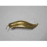 An 18ct yellow gold leaf brooch - length 4.8cm - approx weight 2.9 grams - some bending to pin