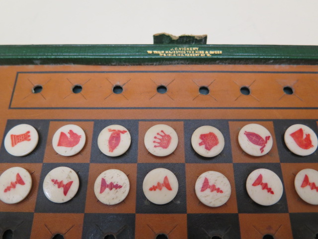 A good quality Edwardian leather bound travelling chess set by JC Vickery with bone button chess - Image 2 of 5