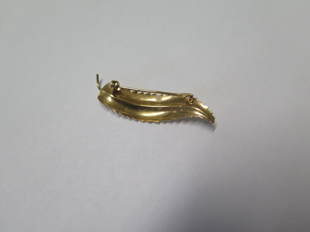 An 18ct yellow gold leaf brooch - length 4.8cm - approx weight 2.9 grams - some bending to pin - Image 3 of 4